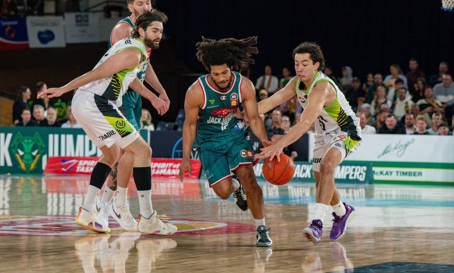 JackJumpers Tyger Campbell between Phoenix's Jordan Hunter and Owen Foxwell.