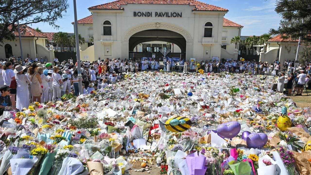 In the wake of the attack, people laid flowers at the Bondi Pavillion. (Mick Tsikas/AAP PHOTOS)